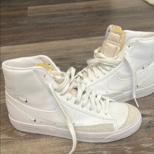 Nike  Women's blazer mid 77 SE White High-Top Sneakers